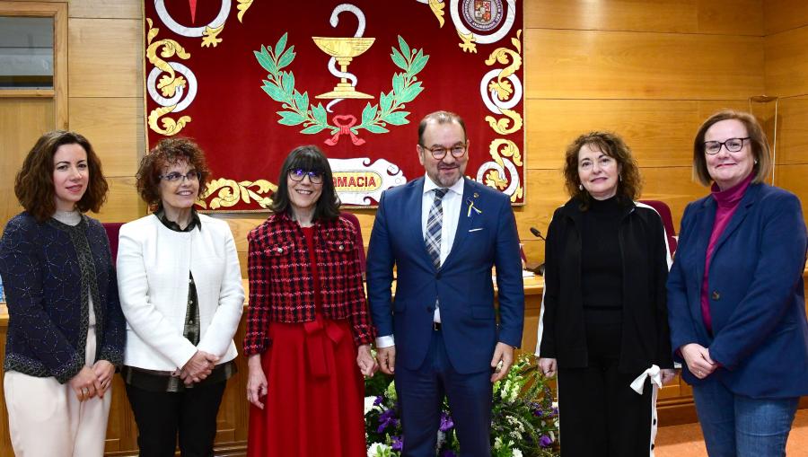 De esquerda a dereita, Raquel Sendón, María Paz García, Reyes Laguna, Antonio López, Dulce García e Matilde Casas. FOTO: Santi Alvite