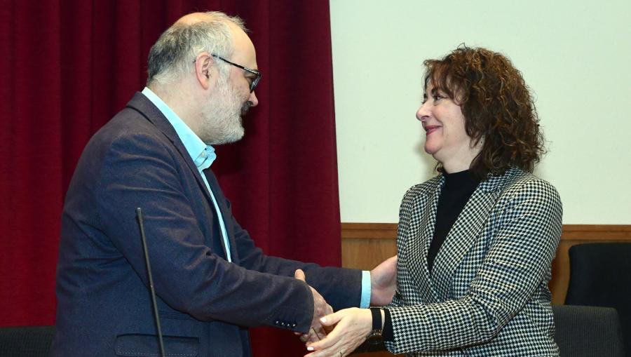 O novo decano saúda á secretaria xeral da USC, Dulce García Mella. FOTO: Santi Alvite