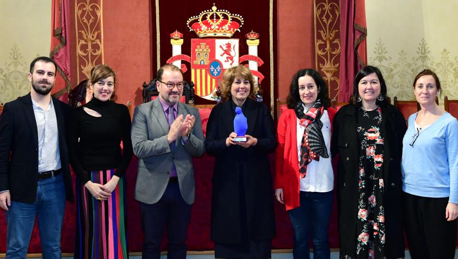 As persoas integrantes de Armela que asistiton ao acto posan co reitor Antonio López. FOTO: Santi Alvite