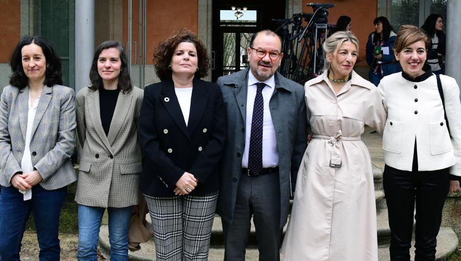 De esquerda a dereita, Alba Alonso, Marta Pérez Pereiro, María Rivas, Antonio López, Yolanda Díaz e Marta Lois. FOTO: Santi Alvite