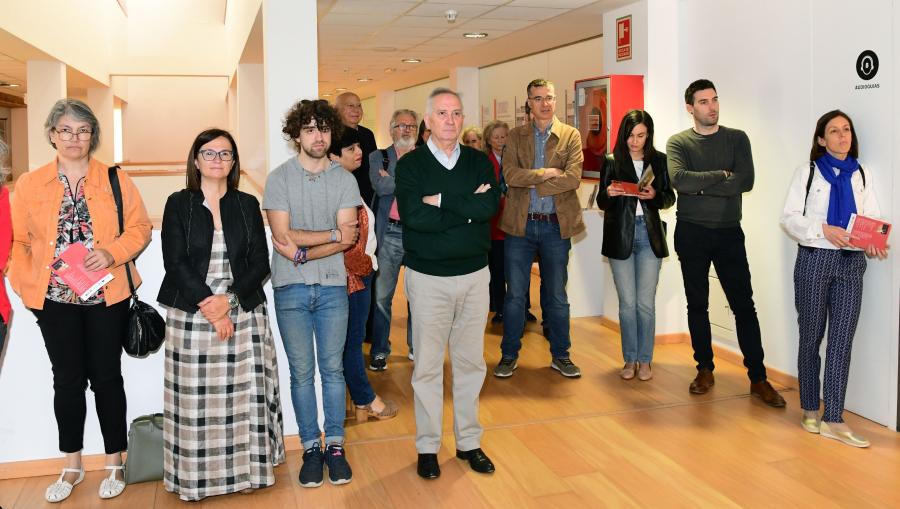 A decana da Facultade de Ciencias da Educación, Mar Lorenzo (segunda pola esquerda), entre os asistentes á inauguración. FOTO: Santi Alvite