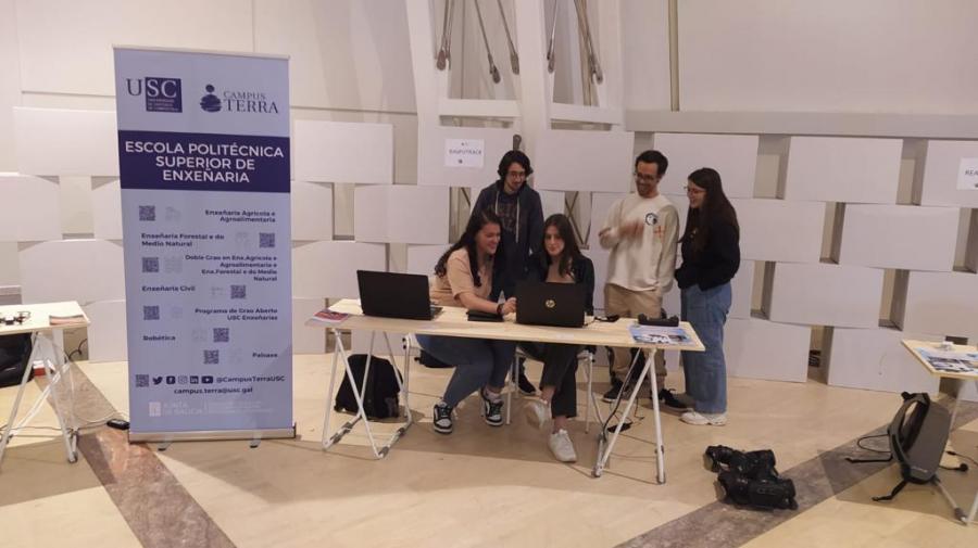 Estudantes do grao en Robótica que participaron na Maker Faire Galicia