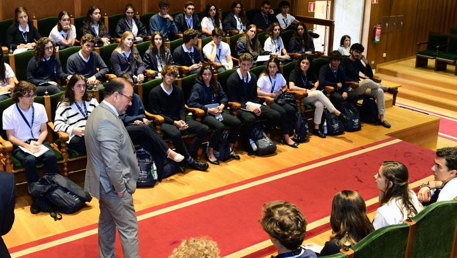Visita do estudantado beneficiario das 'Becas Europa'. FOTO: Santi Alvite
