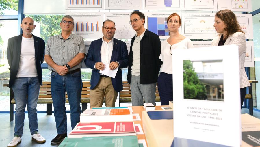 De esquerda a dereita, José Rodríguez, Francisco Méndez, Antonio López, Ramón Bouzas, Isabel Diz e Mabela Casal. FOTO: Santi Alvite