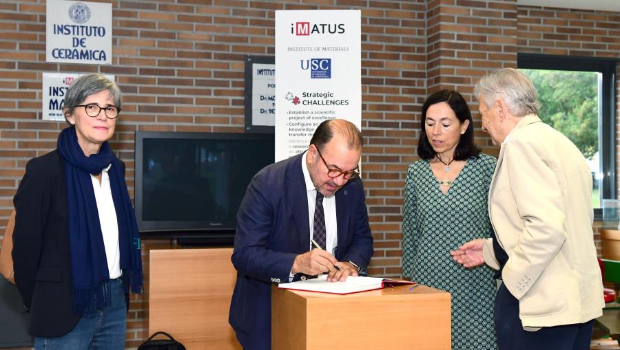 O reitor asinou no libro de honra do iMATUS. FOTO: Santi Alvite