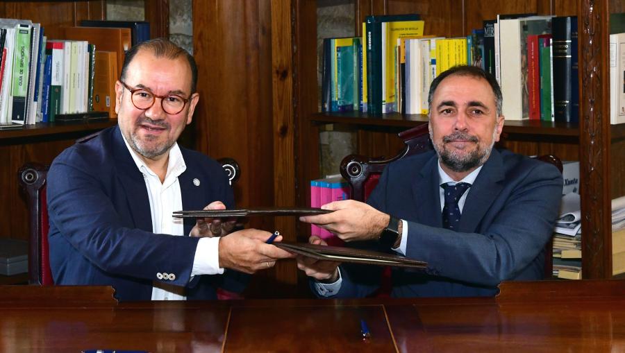 O convenio asinárono este martes o reitor Antonio López e o conselleiro de Sanidade e presidente do Sergas, Julio García Comesaña. FOTO: Santi Alvite