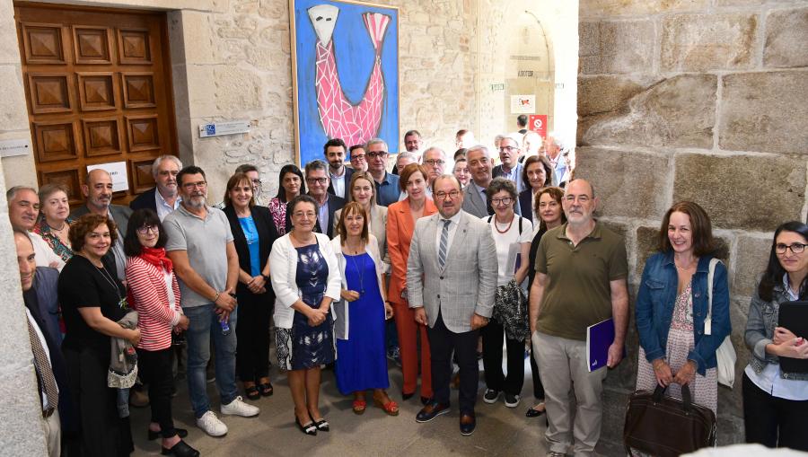 Foto de familia das persoas asistentes á colocación do vítor. FOTO: Santi Alvite