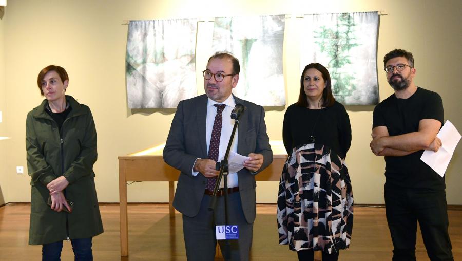 Antonio López durante a súa intervención xunto a Pilar Murias (esquerda) e os comisarios da mostra. FOTO: Santi Alvite