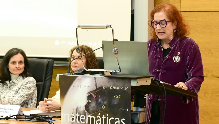 A decana Elena Vázquez Cendón durante a súa intervención no acto. FOTO: Santi Alvite