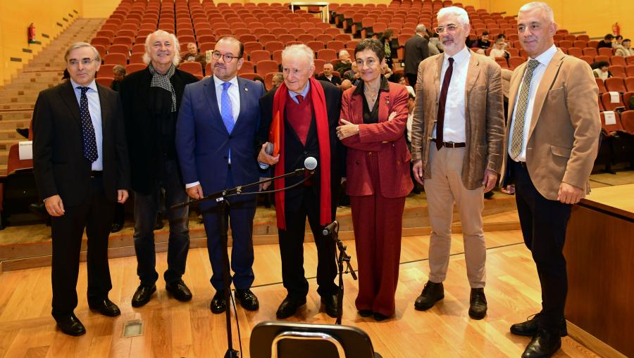 Francisco Cidrás, Amancio Prada, Antonio López, Xesús Alonso Montero, Dolores Vilavedra, Elias Feijó e Valentín García. FOTO: Santi Alvite