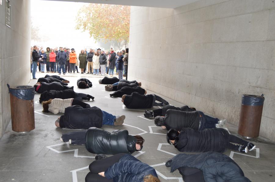 Ademais do manifesto, desenvolveuse unha performance no mesmo Edificio Intercentros