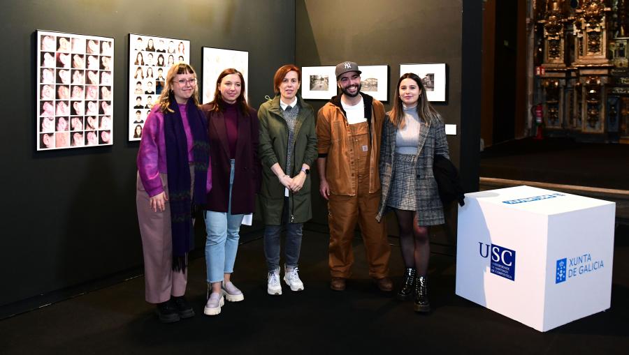 Cristina Pichel, segunda pola esquerda, e Pilar Murias, terceira, con varias das persoas premiadas na modalidade de Artes plásticas. FOTO: Santi Alvite