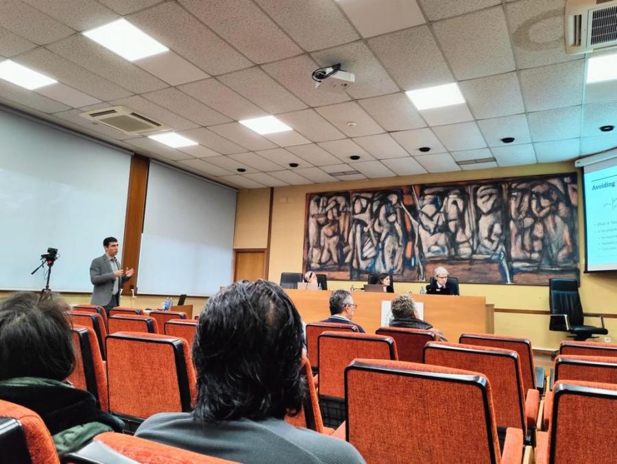 Fernando de la Torre Cuevas durante o acto de defensa no Salón de Graos da Facultade de Ciencias Económicas e Empresariais