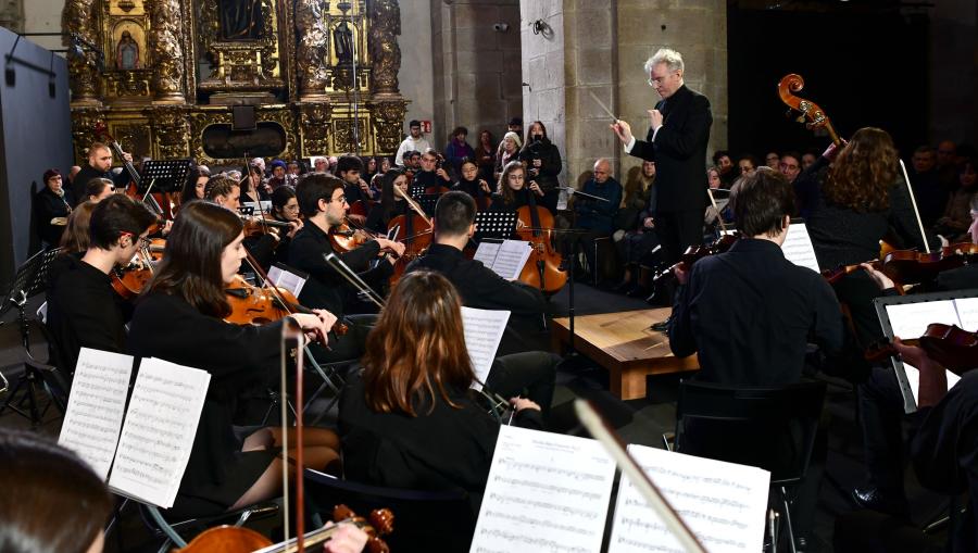 Actualmente, o Coro Universitario está integrado nun proxecto pedagóxico común xunto coa Orquestra da USC, baixo a coordinación do director Mario Diz. FOTO: Santi Alvite