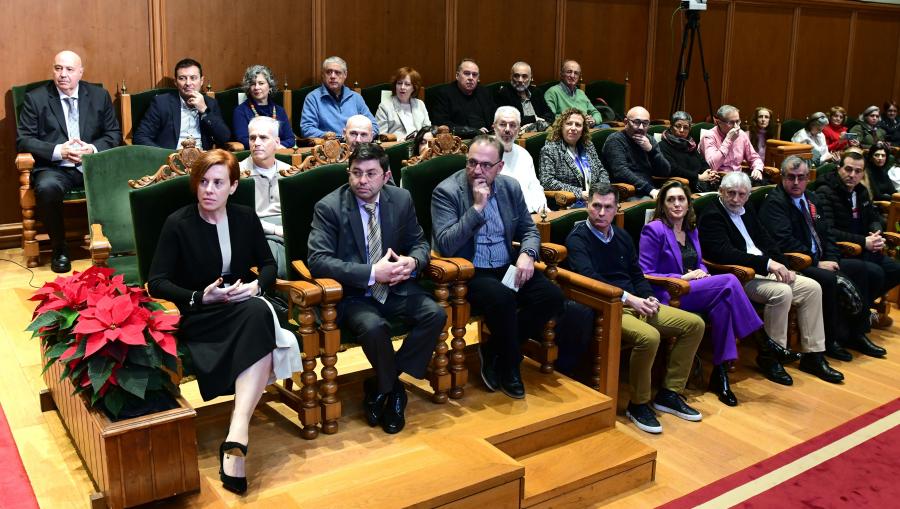 a Insignia Fonseca recoñece o persoal que leva prestado máis de 30 anos de servizo á institución universitaria. FOTO: Santi Alvite