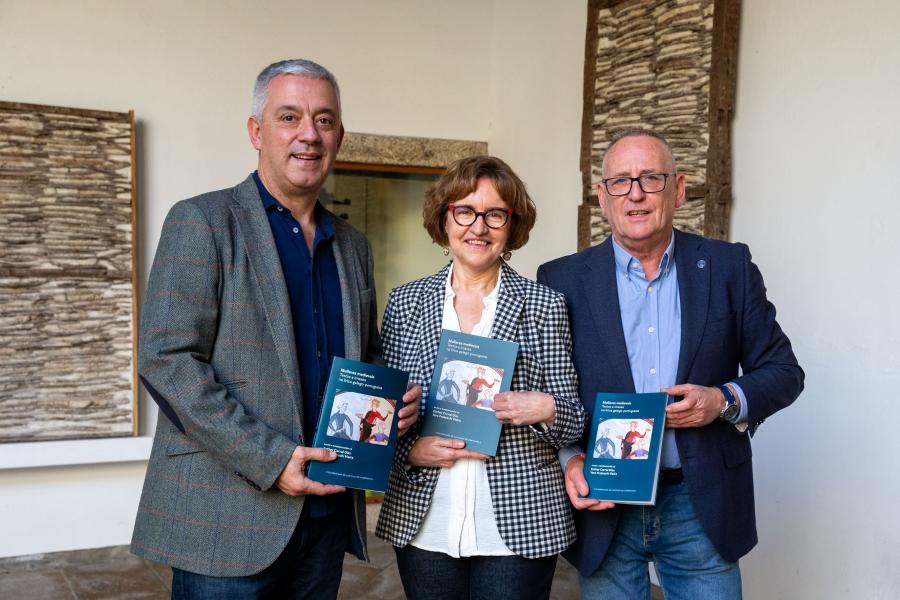 O secretario xeral de Política Lingüística, Valentín García, á esquerda; a catedrática Esther Corral e o director de Edicións USC, Juan L. Blanco Valdés