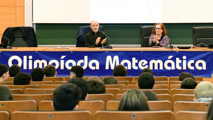 O profesor Felipe Gago e a decana Elena Vázquez Cendón deron a benvida ao estudantado. FOTO: Santi Alvite