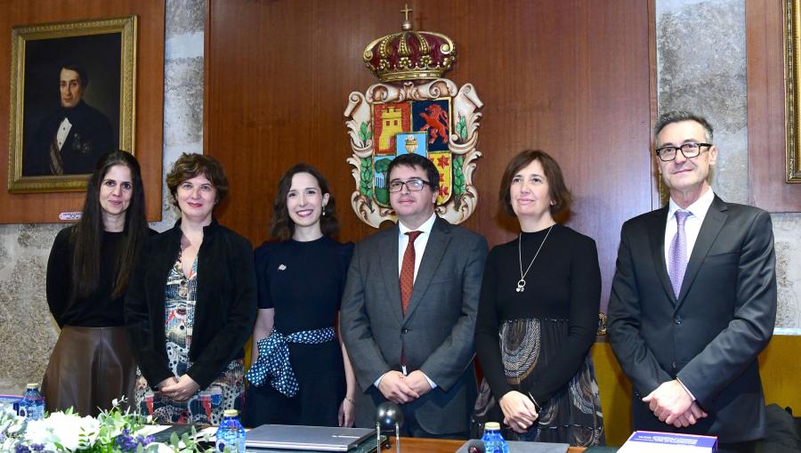 Triana Blanco, terceira pola esquerda, posa xunto coas directoras da tese e o tribunal que a avaliou. FOTO: Santi Alvite