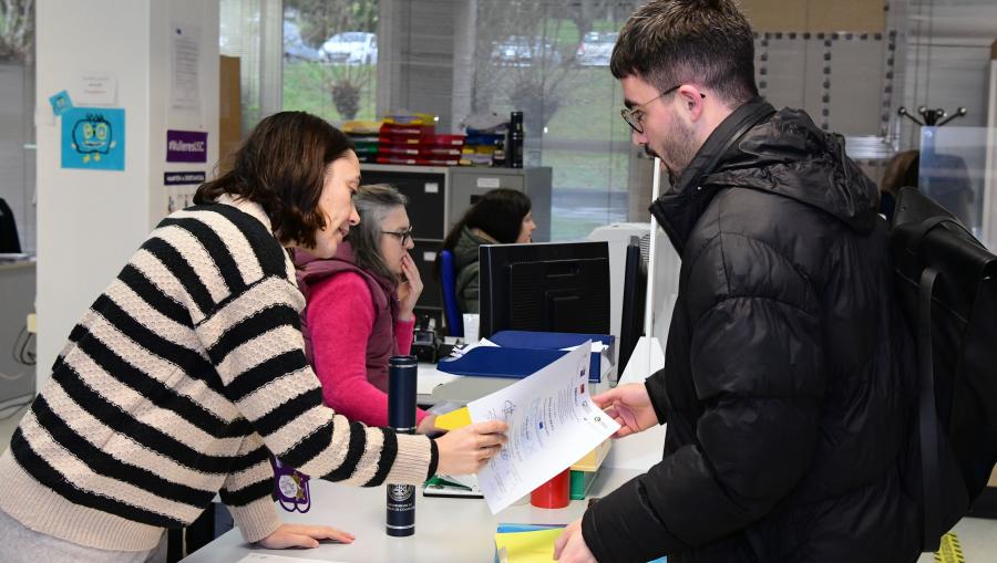 O alumno Iván Arias Arias recibiu este luns 15 a etiqueta Erasmus do título do Mestrado Universitario Erasmus Mundus en Lexicografía. FOTO: Santi Alvite