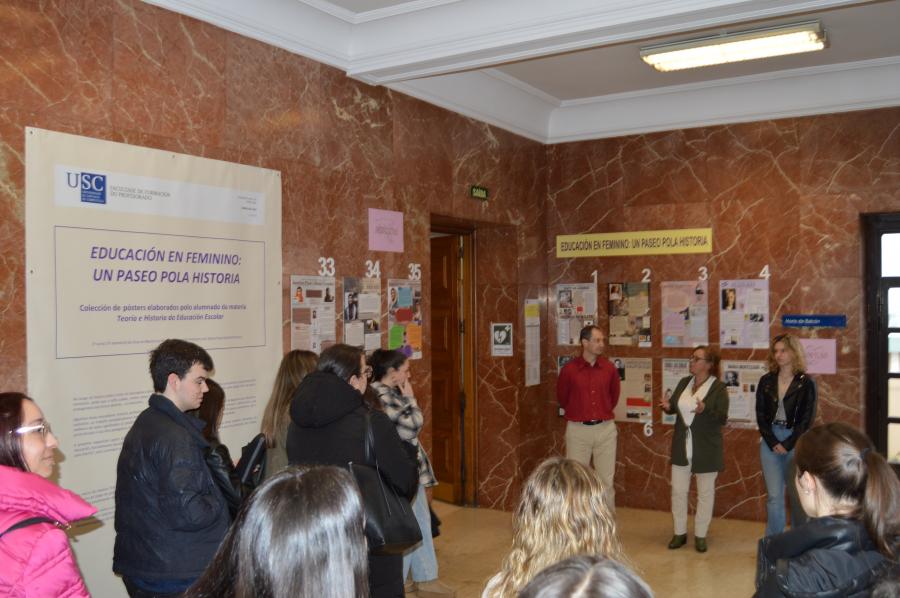 Francisco Xosé Candia e Carmen Sarceda, con alumnado na apertura da mostra