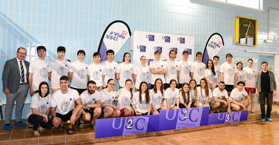 Equipo de deportistas da USC co reitor Antonio López. FOTO: Santi Alvite