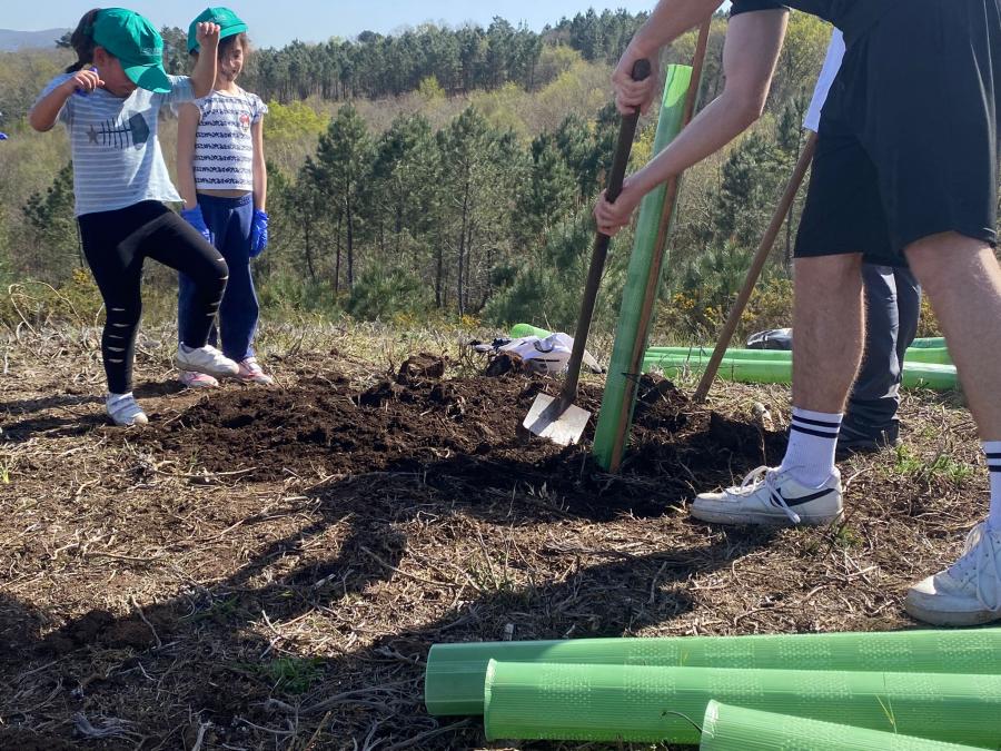 Participantes na xornada do proxecto ApS 'Plantando cara ao lume', na serra do Xurés