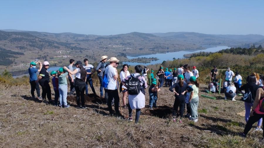 Participantes na xornada do proxecto ApS 'Plantando cara ao lume', na serra do Xurés