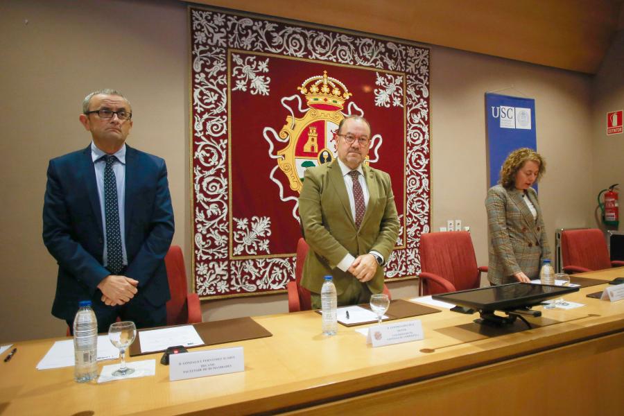 O decano Gonzalo Fernández, o reitor Antonio López e a secretaria xeral da USC, Dulce María García Mella, nun momento da toma de posesión. FOTO: Carlos Castro