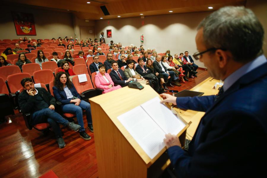 O decano Gonzalo Fernández nun intre do seu discurso. FOTO: Carlos Castro