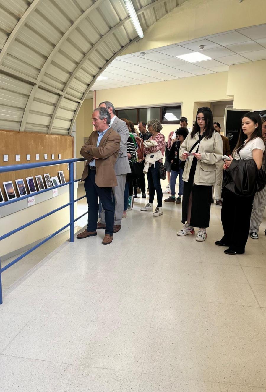 O adxunto para o campus de Lugo, Antonio Álvarez Rodríguez; o decano do centro, Gonzalo Fernández Suárez; e a profesora María Valcárcel visitaron a mostra xunto con estudantado da Facultade