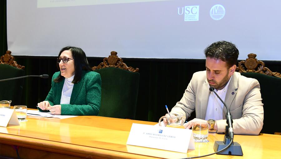 Esther Olveira e Anxo Rodríguez falaron ante o estudantado da importancia da tradición oral e dos saberes das persoas maiores. FOTO: Santi Alvite