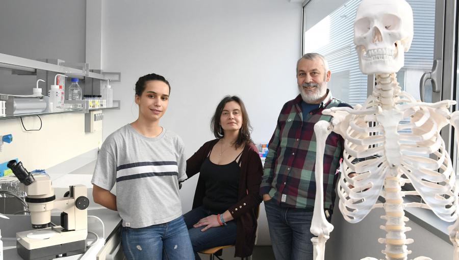 Olalla López Costas, xunto con Noemí Álvarez Fernández (esquerda da imaxe) e Antonio Martínez Cortizas, investigadores do grupo  EcoPast da  USC. FOTO: Santi Alvite