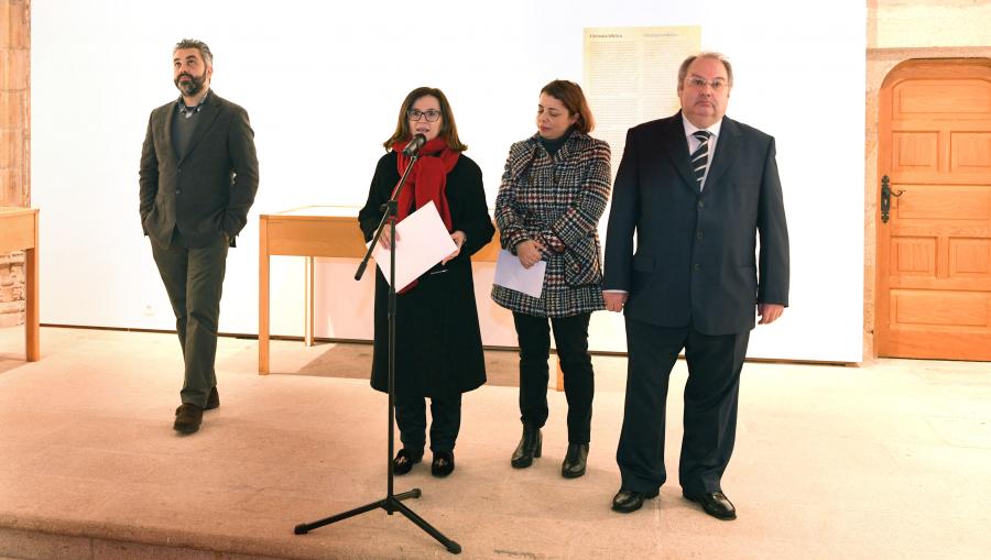 A vicerreitora de Comunicación, Cultura e Servizos, Mar Lorenzo Moledo, presidiu o acto inaugural da mostra no que tamén tomou parte María Isabel Casal Reyes, directora da Biblioteca Universitaria da USC; e os comisarios da exposición Jorge Ledo Martínez e Justo Carnicero Méndez-Aguirre. FOTO: Santi Alvite