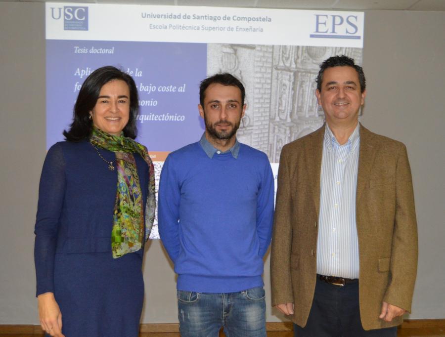 Simón Peña, entre os profesores Mariluz Gil Docampo e Juan Ortiz Sanz, na EPS de Enxeñaría da USC