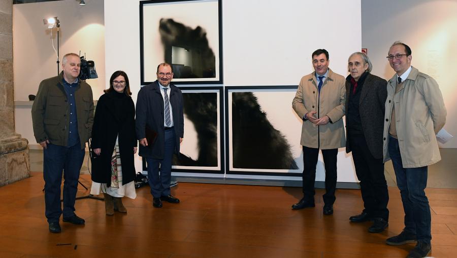 De esquerda a dereita, o comisario da mostra, José Luís Estévez; a vicerreitora Mar Lorenzo, o reitor Antonio López, o conselleiro Román Rodríguez, o artista Manuel Vilariño, e o director xeral Anxo Lorenzo. FOTO: Santi Alvite