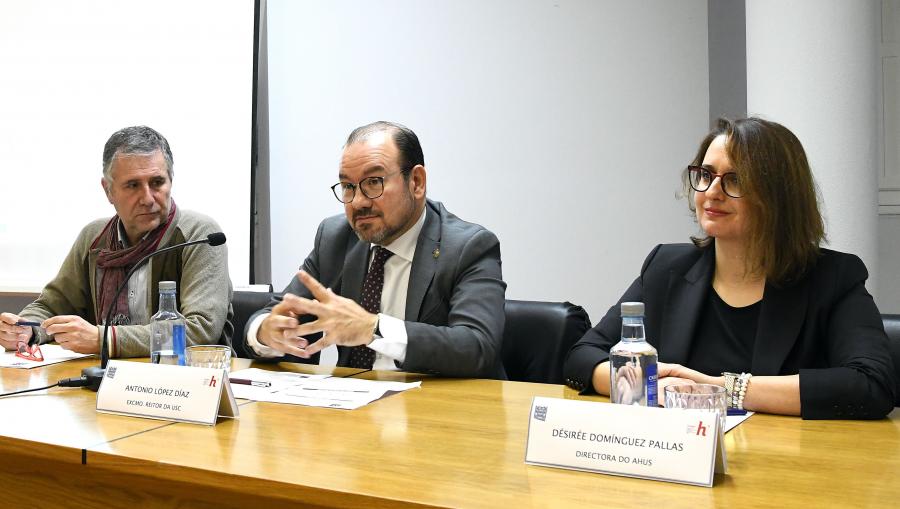 De esquerda a dereita, o profesor Fernández Prieto, o reitor Antonio López, e a directora do Arquivo Désirée Domínguez Pallas. FOTO: Santi Alvite 