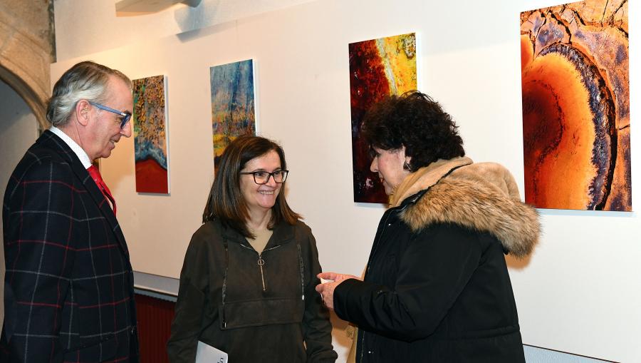 De esquerda a dereita, Antonio de Ron Pedreira, delegado do CSIC en Galicia; Mar Lorenzo, vicerreitora de Comunicación, Cultura e Servizos da USC; e a autora da mostra Bego Sánchez. FOTO: Santi Alvite