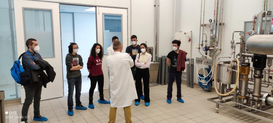 Un técnico da APLTA presenta as instalacións tecnolóxicas a alumnado do grao en Robótica