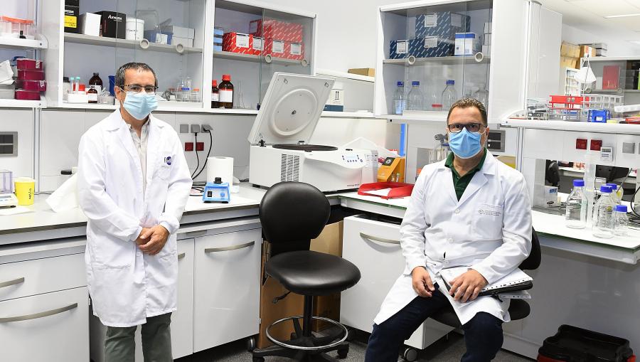 Antonio Salas e Federico Martinón no seu laboratorio. Imaxe de arquivo. FOTO: Santi Alvite