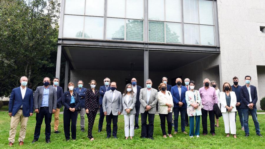 Foto de familia dos asistentes ao acto. FOTO: Santi Alvite