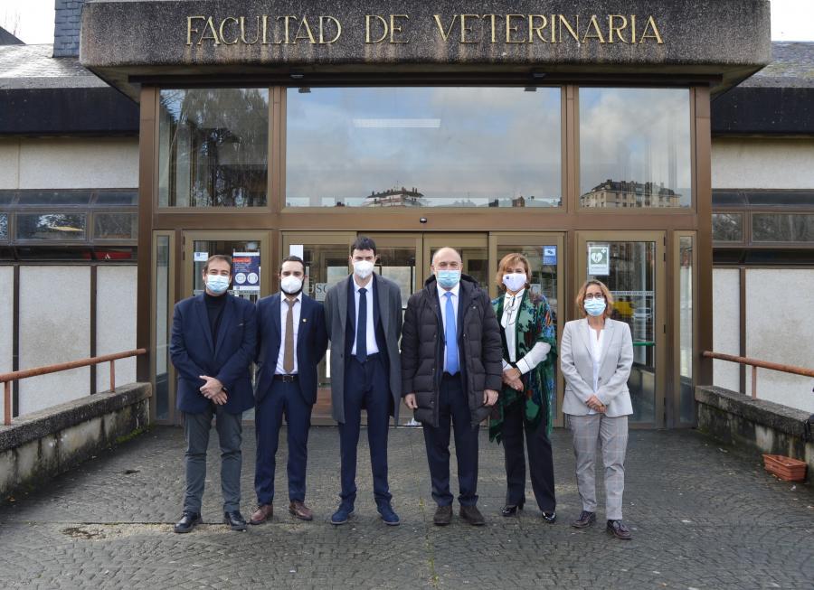 De esquerda a dereita, Guillermo Ramís, José Manuel Díaz, Gonzalo López, Gonzalo Fernández, Cristina Castillo e Ana María Carvajal, na Facultade de Veterinaria do Campus Terra da USC