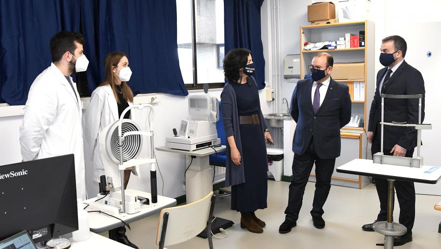 A visita abarcou a Clínica de Optometría da USC. FOTO: Santi Alvite