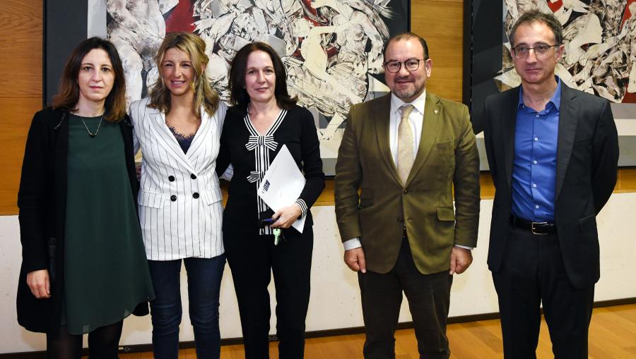 De esquera a dereita, Silvia Moscoso, Yolanda Díaz, Ana Gude, Antonio López e Ramón Bouzas. Foto: Santi Alvite