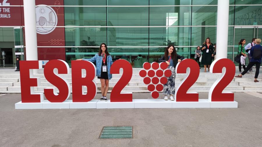 Clara López Iglesias, á esquerda, é unha das investigadoras premiadas no 32º Congreso Anual da Sociedade Europea de Biomateriais