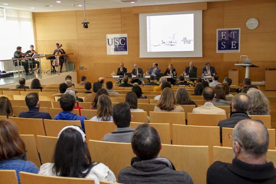 O acto estivo presidido polo reitor Antonio López. FOTO: Iria Lema