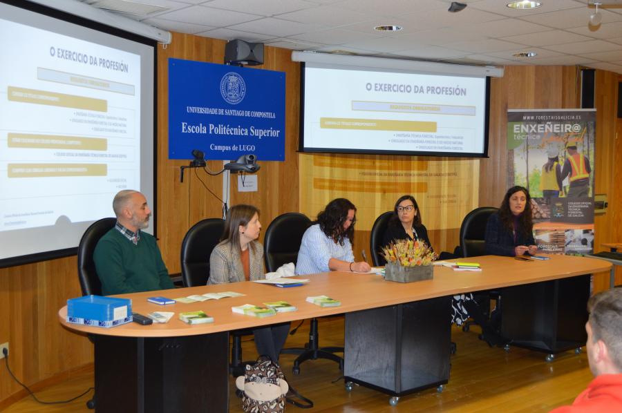 A xerente do COETFG e outros colexiados, na EPS de Enxeñaría do Campus Terra da USC