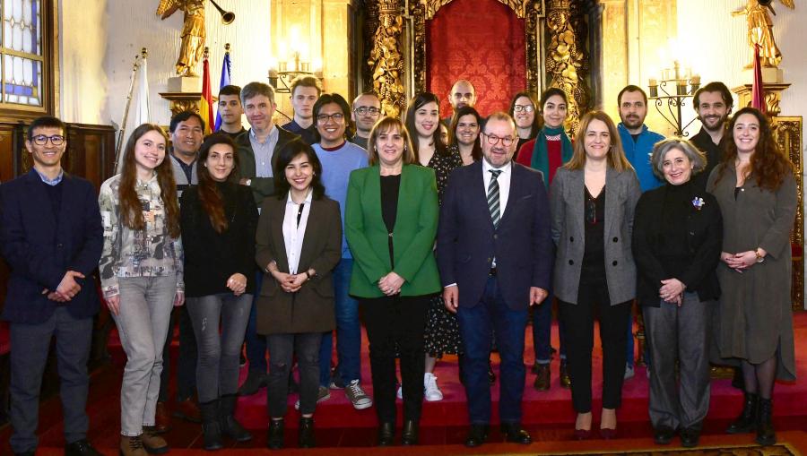 Foto de familia das persoas beneficiadas co reitor Antonio López; María José López Couso, vicerreitora de Titulacións e Internacionalización; e Erika Jaráiz Gulías, coordinadora do mestrado en Tecnoloxías en Márketing e Comunicación Política. FOTO: Santi Alvite