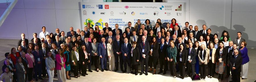 Foto de familia coas persoas participantes no cumio. FOTO: Santi Alvite