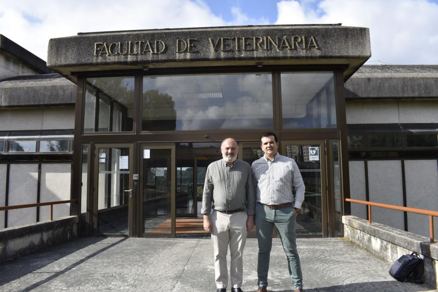 Gonzalo Fernández, á esquerda, con Juan Caínzos, diante da Facultade de Veterinaria