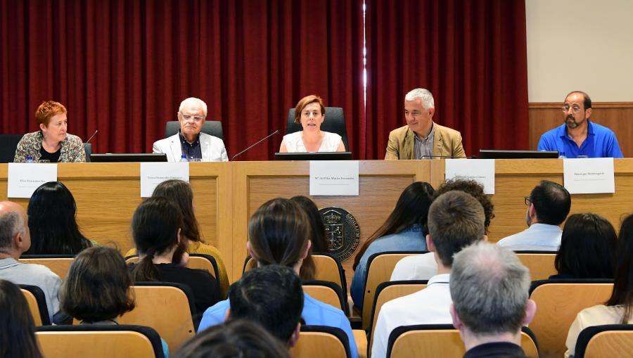 De esquerda a dereita, Elisa Fernández Rei, Víctor F. Freixanes, Pilar Murias, Valentín García e Henrique Monteagudo. FOTO: Santi alvite